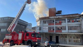 3 katlı mobilya atölyesinin terası alevlere teslim oldu