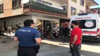 3üncü kattan motosikletlerin üstüne düşen 7 yaşındaki çocuk yaralandı