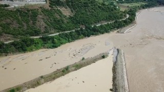 6 köyü ilçeye bağlayan yol çöktü