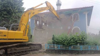 71 yıllık cami ekiplerce yıkıldı