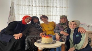 79 yaşına giren Pambuk ninenin ilk kez doğum günü kutlandı