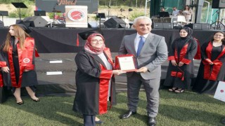 82 yaşında üniversiteden fakülte üçüncüsü olarak mezun oldu