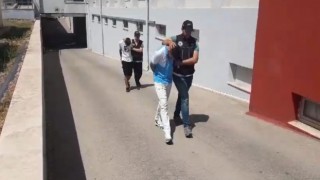 Adanada sokakta uyuşturucu sattığı öne sürülen 2 şüpheli tutuklandı
