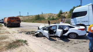Temizlik kamyonuna çarpan otomobildeki 1 kişi öldü 3 kişi yaralandı