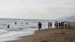 Afrika sıcaklarından kaçıp denize koşan vatandaşlar yüzmek yerine izlemekle yetindi