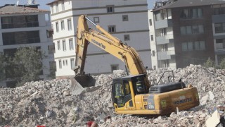 Ağır hasarlı binalarda yıkım işlemleri devam ediyor