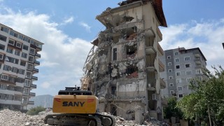 Ağır hasarlı binaların yıkım işlemleri sürüyor