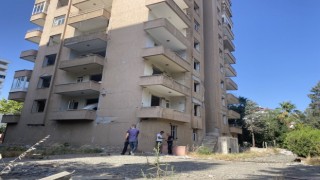 Ağır hasarlı binanın 7nci katından düşen şahıs öldü