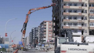 Ağır hasarlı binanın yıkımında polis ve operatörün bayrak hassasiyeti