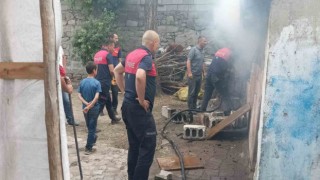 Ağrıda ahırda çıkan yangın korkuttu