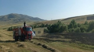 Ağrıda bir tarla küle döndü