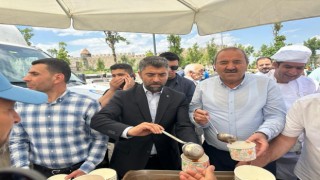Ak Parti Erzurum İl Teşkilatı aşure dağıttı