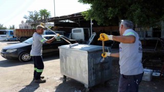 Akdenizde çöp konteynırları tamir ediliyor, ilaçlı su ile yıkanıp dezenfekte ediliyor