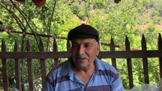 Akrebe ip bağlayıp gezdirdi, sarı kız örümceği ile sohbet etti