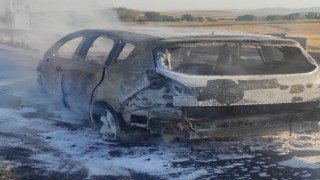 Aksarayda yanan otomobil küle döndü