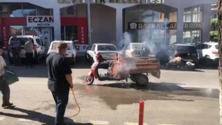 Alev alev yanan motosiklete hortumla müdahale ettiler