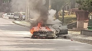 Alev alev yanan otomobilden geriye hurda yığını kaldı