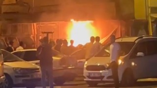 Alevler markete sıçramadan söndürüldü