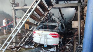 Alevlerin arasında kalan otomobil kullanılamaz hale geldi