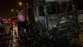 Alkollü sürücünün bariyerlere çarptığı tır yanarak küle döndü