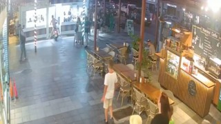 Alkollü turist motosikleti ile kuyumcu dükkanına daldı, ardından korkup kaçtı