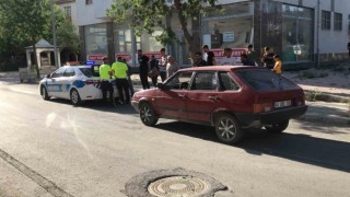 Aniden yola çıkan 3 çocuğa otomobil çarptı