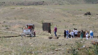 Aniyi turistler elektrikli faytonla geziyor