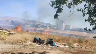 Anız yangını ikametlere sıçramadan söndürüldü