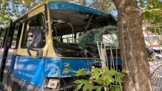 Ankarada freni boşalan minibüs sitenin demir parmaklıklarına çarptı: 6 yaralı