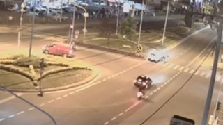 Anne ve çocukları otomobilin altında kalmaktan son anda böyle kurtuldular