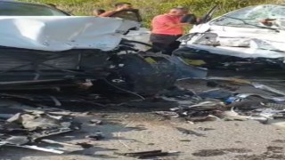 Antalyada kamyonetle otomobil çarpıştı: 1 ölü, 1 yaralı