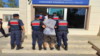 Antalyada kesinleşmiş hapis cezasıyla aranan 2 firari yakalandı