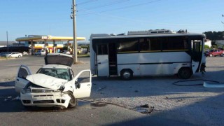 Antalyada otel servisi ile otomobil çarpıştı: 4 yaralı