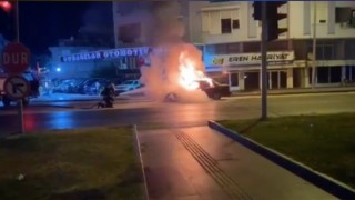 Antalyada seyir halindeki araç alev alev yandı