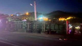 Antalyada tır devrildi: 1 yaralı