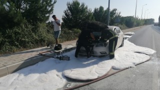 Araç göstergesindeki uyarıyla indiler, yanan araca müdahale edemediler