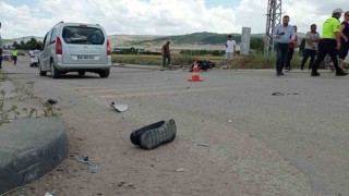 Aracın altında sıkışan motosiklet sürücüsünü, itfaiye ekipleri kurtardı