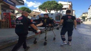 Aracın sıkıştırdığı motosiklet devrildi: 1 yaralı