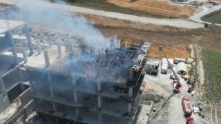 Arnavutköyde fabrika inşaatında yangın çıktı: Yükselen dumanlar bir çok ilçeden görüldü