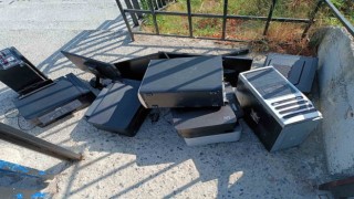 Arnavutköyde pişkin hırsızlar çaldıkları kredi kartı ile çalıntı motosiklete akaryakıt alıp okul soydu