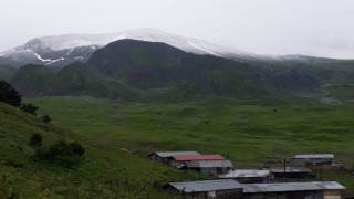 Temmuz'da Artvin'in eteklerine kar yağdı herkes şaşırdı!