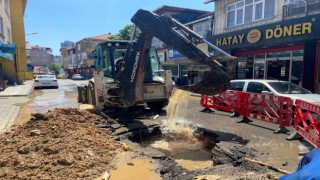 Ataşehirde İSKİ personelinin patlayan su borusuyla mücadelesi kamerada