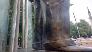 Atatürk heykeline zarar vermişlerdi, bakıma alınıyor