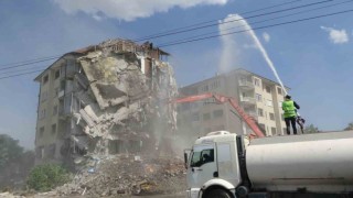 Attığı bir taşla 8 katlı ağır hasarlı binayı yıktı