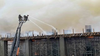 Avcılarda inşaat alanında çıkan yangına ekiplerin müdahalesi sürüyor