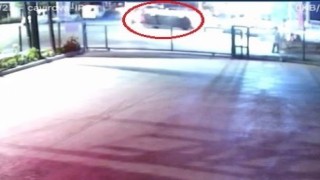 Aydınlatma direğine çarpan otomobil takla attı: O anlar kamerada