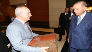 Aygün, Cumhurbaşkanı Erdoğana Çenesuyunun cam şişe ürününü takdim etti