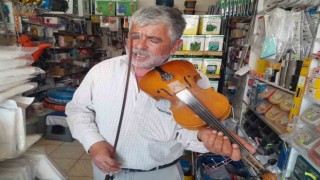 Babadan kalma asırlık kemanıyla 45 yıldır sokak müziği yapıyor