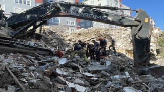 Bakırköyde bina yıkımı sırasında yaşanan göçükte kalan işçi kurtarıldı