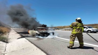Balıkesirde lüks araç otobanda cayır cayır yandı